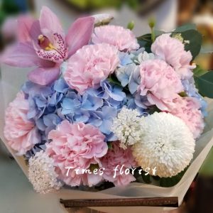 荷蘭淺藍繡球+粉色康乃馨+配花 MB05(自取) (不包括花座)