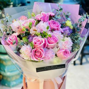 MB15 粉色玫瑰12支+粉色康乃馨+配花 (不包括花座)