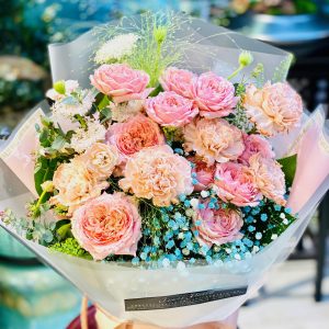 粉色小玫瑰+荷蘭茶色康乃馨+藍色星花+配花 MB01 ( 自取 ) (不包括花座)