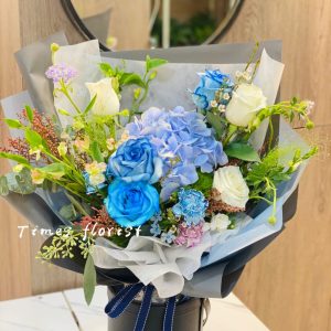 MB24 染色藍玫瑰+淺籃繡球+配花 (不包括花座)