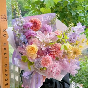 B7   淺粉百合+大理花+配花